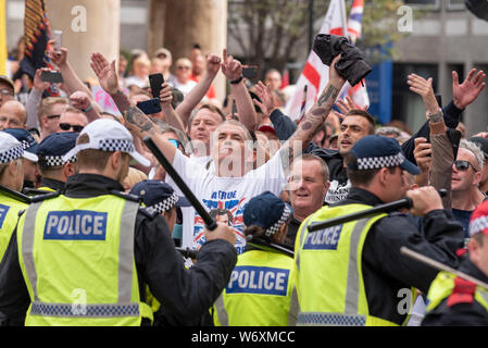 Eine Rallye findet in London aus Protest gegen die Inhaftierung von Stephen Yaxley-Lennon, die unter dem Namen Tommy Robinson, und verbüßt eine Haftstrafe im Belmarsh Prison in wegen Missachtung des Gerichts gefunden. Gruppen wie 'Stand bis zu Rassismus" organisiert ein März es zu widersetzen. Beide Gruppen haben versucht, zu umrunden und den Polizeicordon Pause miteinander zu konfrontieren. Scharmützel stattgefunden haben Stockfoto