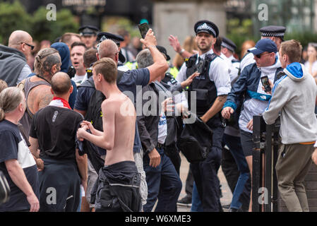 Eine Rallye findet in London aus Protest gegen die Inhaftierung von Stephen Yaxley-Lennon, die unter dem Namen Tommy Robinson, und verbüßt eine Haftstrafe im Belmarsh Prison in wegen Missachtung des Gerichts gefunden. Gruppen wie 'Stand bis zu Rassismus" organisiert ein März es zu widersetzen. Beide Gruppen haben versucht, zu umrunden und den Polizeicordon Pause miteinander zu konfrontieren. Scharmützel stattgefunden haben Stockfoto
