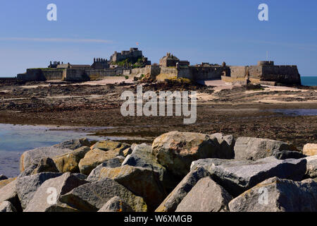 Elizabeth Castle gesehen von St Helier Marina Stockfoto