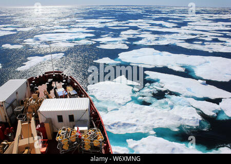 CCGS Amundsen Brechen durch das Eis in der Davis Strait, Kanada, östlichen Arktis während einer Expedition von ArcticNet und ATLAS EU-Wissenschaftler Stockfoto