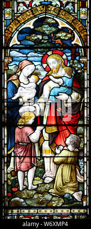 Details auf der Bapistry Fenster - "Jesus segnet die Kinder "Glasfenster in der Kirche der Heiligen Dreifaltigkeit, Llandudno Stockfoto