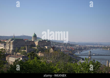 Blick auf die Skyline der Budaer Burg Königspalast mit Széchenyi Kettenbrücke über die Donau führt. Stockfoto