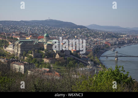 Blick auf die Skyline der Budaer Burg Königspalast mit Széchenyi Kettenbrücke über die Donau führt. Stockfoto