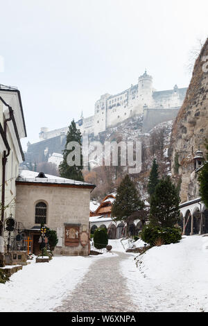 Blick auf die Salzberger Altstadt, Österreich, im Winter auf die Festung Hohensalzburg. Die Festung liegt auf dem Festungsberg auf einem kleinen Hügel. Stockfoto