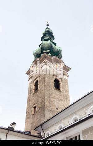 Blick auf den Glockenturm der St. Peters Kirche in Salzburg. Die Abtei ist in der Salzburger Altstadt und stammt aus dem 7. Jahrhundert. Stockfoto