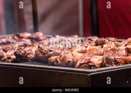 Grill Fleisch ist Rauchen heiß auf dem Grill im Freien, damit potenzielle Kunden möchten möglicherweise die BBQ Chicken zu essen. Stockfoto