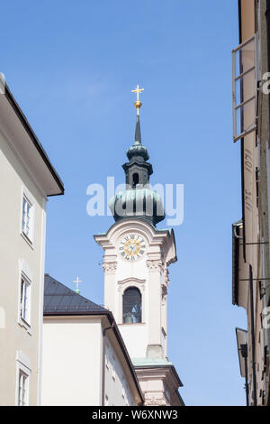 Der Kirchturm der Kirche Sankt Sebastian in Salzburg, Österreich. Stockfoto