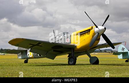 Hispano Aviación HA-1112 "Weiße 9" auf der Flightline am Flying Legends Airshow am 14. Juli 2019 Stockfoto