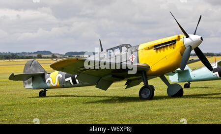 Hispano Aviación HA-1112 "Weiße 9" auf der Flightline am Flying Legends Airshow am 14. Juli 2019 Stockfoto