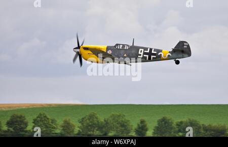 Hispano Aviación HA-1112 "Weiße 9" Airborne am 2019 Flying Legends Stockfoto