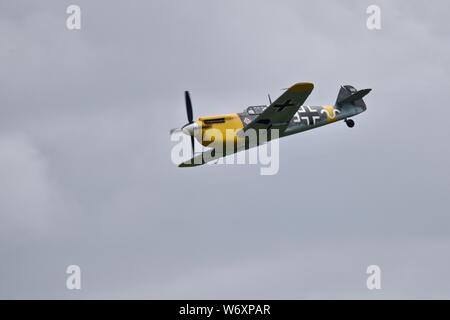 Hispano Aviación HA-1112 "Weiße 9" Airborne am 2019 Flying Legends Stockfoto