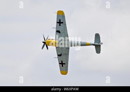 Hispano Aviación HA-1112 "Weiße 9" Airborne am 2019 Flying Legends Stockfoto