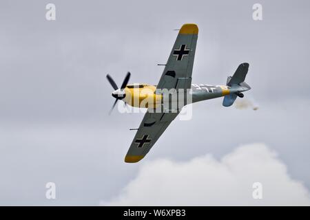 Hispano Aviación HA-1112 "Weiße 9" Airborne am 2019 Flying Legends Stockfoto