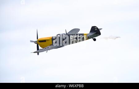 Hispano Aviación HA-1112 "Weiße 9" Airborne am 2019 Flying Legends Stockfoto