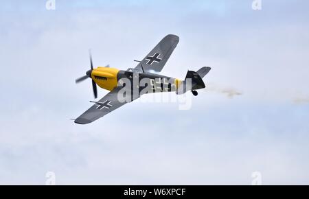 Hispano Aviación HA-1112 "Weiße 9" Airborne am 2019 Flying Legends Stockfoto