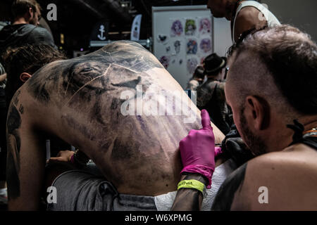 Berlin, Deutschland. 03 Aug, 2019. Ein Tattoo Künstler zeigt seine Fähigkeiten am 29. Tattoo Convention in der Arena. Credit: Paul Zinken/dpa/Alamy leben Nachrichten Stockfoto