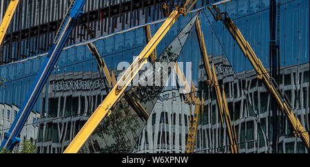 Berlin, Deutschland. 03 Aug, 2019. Krane sind in der Glasfassade des neuen Gebäudes am Hauptbahnhof wider. Credit: Paul Zinken/dpa/Alamy leben Nachrichten Stockfoto