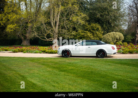 White Bentley Continental GTC Supersport mit schwarzem Verdeck Stockfoto