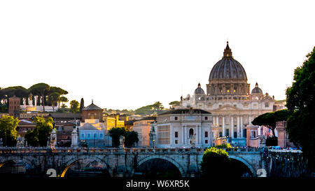 Rom 2019. Die Wände des Tiber und des Petersdoms im Vatikan. Wir sind in der Nacht und viele Touristen schlendern bewundern die Schönheit von Stockfoto