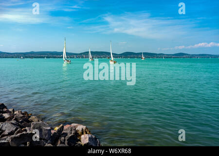 Segelboote auf der Blue Lake Balaton Ungarn unkenntlich. Stockfoto