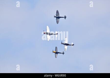 Ultimative Kämpfer Mannschaft - Sammlung von 4 warbirds P47 Thunderbolt Spitfire V, Buchón und TF-51D Mustang am 2019 Flying Legends Airshow durchführen Stockfoto