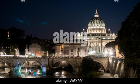 Rom 2019. Die Wände des Tiber und des Petersdoms im Vatikan. Wir sind in der Nacht und viele Touristen schlendern bewundern die Schönheit von Stockfoto