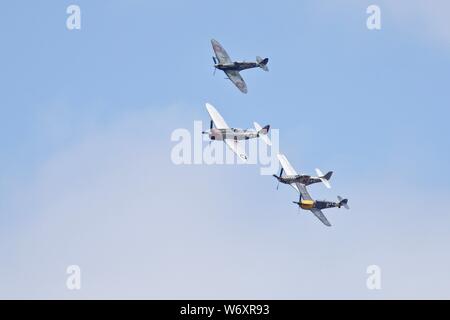 Ultimative Kämpfer Mannschaft - Sammlung von 4 warbirds P47 Thunderbolt Spitfire V, Buchón und TF-51D Mustang am 2019 Flying Legends Airshow durchführen Stockfoto