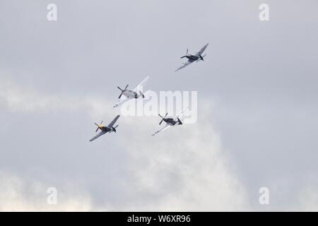 Ultimative Kämpfer Mannschaft - Sammlung von 4 warbirds P47 Thunderbolt Spitfire V, Buchón und TF-51D Mustang am 2019 Flying Legends Airshow durchführen Stockfoto