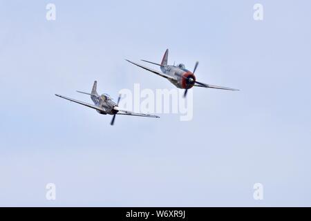 Republic P-47 D Thunderbolt (G-THUN) im Formationsflug mit einer Nordamerikanischen TF 51 D Mustang "Maria" (G-TFSI) Am 2019 Flying Legends Stockfoto