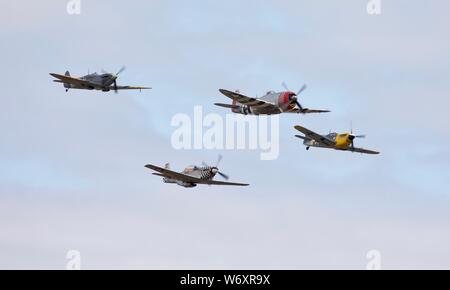 Ultimative Kämpfer Mannschaft - Sammlung von 4 warbirds P47 Thunderbolt Spitfire V, Buchón und TF-51D Mustang am 2019 Flying Legends Airshow durchführen Stockfoto