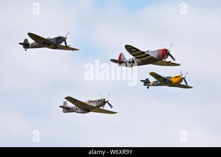 Ultimative Kämpfer Mannschaft - Sammlung von 4 warbirds P47 Thunderbolt Spitfire V, Buchón und TF-51D Mustang am 2019 Flying Legends Airshow durchführen Stockfoto