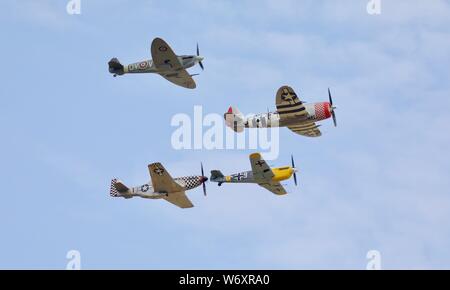 Ultimative Kämpfer Mannschaft - Sammlung von 4 warbirds P47 Thunderbolt Spitfire V, Buchón und TF-51D Mustang am 2019 Flying Legends Airshow durchführen Stockfoto