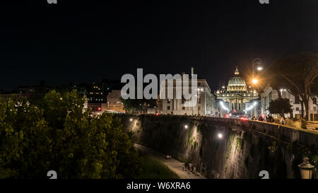 Rom 2019. Die Wände des Tiber und des Petersdoms im Vatikan. Wir sind in der Nacht und viele Touristen schlendern bewundern die Schönheit von Stockfoto