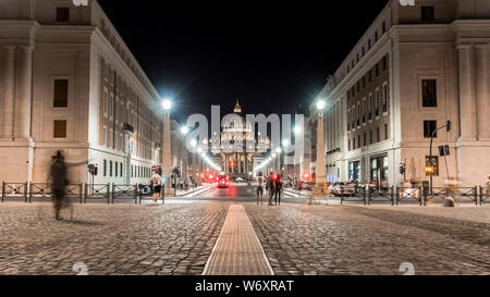 Rom 2019. Hauptfassade des Petersdoms im Vatikan. Wir sind in der Nacht und viele Touristen schlendern bewundern die Schönheit der Kirche. Juli Stockfoto