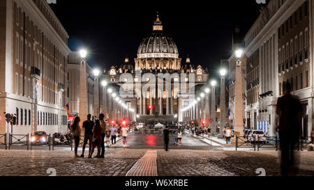 Rom 2019. Hauptfassade des Petersdoms im Vatikan. Wir sind in der Nacht und viele Touristen schlendern bewundern die Schönheit der Kirche. Juli Stockfoto