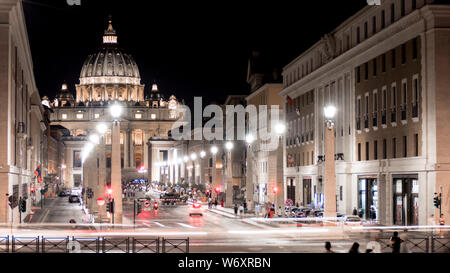 Rom 2019. Hauptfassade des Petersdoms im Vatikan. Wir sind in der Nacht und viele Touristen schlendern bewundern die Schönheit der Kirche. Juli Stockfoto