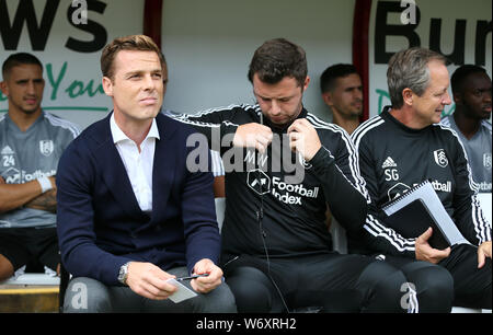 Fulham Manager Scott Parker (links) und Trainer Matt Wells während der Sky Bet Meisterschaft Gleiches an Oakwell Barnsley. Stockfoto