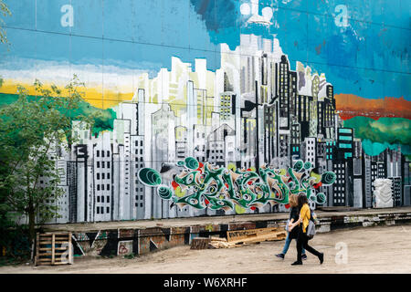 2 Frauen vor der Street Art am Teufelsberg, Berlin Stockfoto