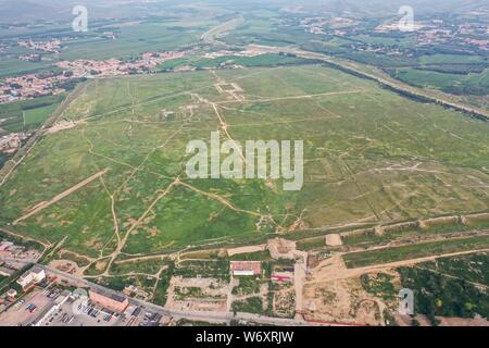 Chifeng. 2 Aug, 2019. Luftaufnahme auf Aug 2, 2019 zeigt die Relikte der Hauptstadt von Liao Dynastie (916-1125 N.CHR.) in Bairin Links Banner von Chifeng, North China Autonome Region Innere Mongolei. Bairin Links Banner ist die Wiege der Kultur der Kitan-led Liao Dynastie. Eine große Zahl von 1.100-jährige Liao kulturelle Relikte sind unter Bewahrung durch lokale Behörden. Credit: Peng Yuan/Xinhua/Alamy leben Nachrichten Stockfoto