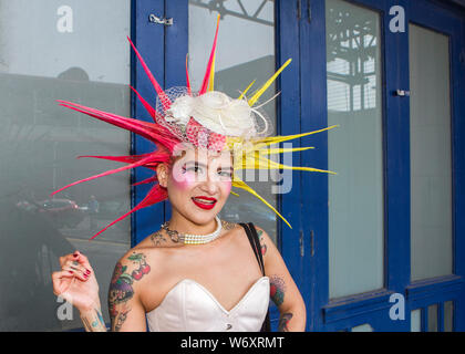 Frau mit Freiheit Spikes gefärbte Haare in Blackpool, Lancashire, Großbritannien. August 2019. Das fabelhafte Punk Rebellion Festival kehrt in die Winter Gardens in Blackpool für ein Wochenende mit Live-Punk-Rockmusik zurück. Das Rebellion Festival, ehemals Holidays in the Sun and the Wasted Festival, ist ein britisches Punk-Rock-Festival, das erstmals 1996 stattfindet. Diese für alle offen Veranstaltung zieht Tausende von Besuchern aus dem Ausland, um alle ihre Lieblings-Punk-Musiker an einem Ort zu sehen. Stockfoto