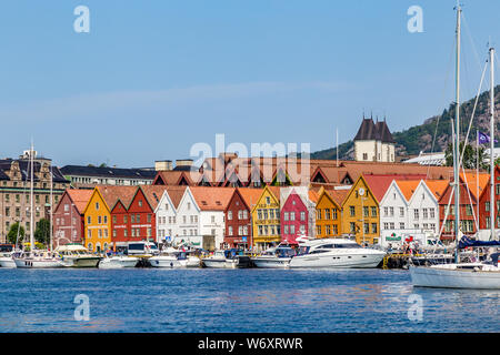 Bergen, Norwegen, Skandinavien - Juli 30, 2019: Hafen von Bergen, mit Blick auf die historischen Gebäude von Bryggen in Bergen, Norwegen Stockfoto