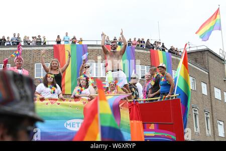Brighton, Großbritannien, 3. August 2019 - Die Teilnehmer an der Parade nehmen an der diesjährigen Brighton Stolz. Kredit James Boardman/Alamy leben Nachrichten Stockfoto