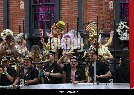 Brighton, Großbritannien, 3. August 2019 - Die Teilnehmer an der Parade nehmen an der diesjährigen Brighton Stolz. Kredit James Boardman/Alamy leben Nachrichten Stockfoto