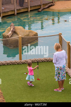 Bournemouth, Dorset UK. 3. Aug 2019. Kinder und Familien genießen das neu eröffnete Schmuggler themed Abenteuer Golfplatz, Smugglers Cove Adventure Golf, am Pier. Sie warten gespannt auf die neuen Kurs zu versuchen und mehr über die Schmuggler theme am ersten Wochenende nach der Eröffnung der Minigolfanlage am Mittwoch, den 31. Juli finden Sie heraus. Die Verwendung der erstklassigen Lage am Meer war umstritten unter den Einheimischen mit unterschiedlichen Ideen vorgeschlagen werden. Junge Mädchen spielen Minigolf minigolf Minigolf Adventure golf Putt Putt. Credit: Carolyn Jenkins/Alamy leben Nachrichten Stockfoto