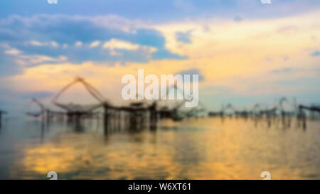 Weiche Blur für Hintergrund, schöne Natur Landschaft von Songkhla See bei Sonnenaufgang und vielen Fischen square dip-Net ist ein Werkzeug der lokalen Fischerei, Lifestyle an Stockfoto