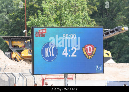 Karlsruhe, Deutschland. 03 Aug, 2019. Anzeigetafel mit den 4:2 Endstand. GES/Fußball/2. Bundesliga: Karlsruher SC - Dynamo Dresden, 03.08.2019 Fußball: 2. Bundesliga: KSC vs Dynamo Dresden, Karlsruhe, August 3, 2019 | Verwendung der weltweiten Kredit: dpa/Alamy leben Nachrichten Stockfoto