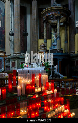 Kerzen im Leuchter in der Kirche am Altar Stockfoto