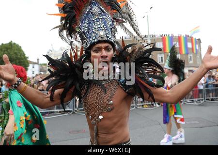 Brighton, Großbritannien, 3. August 2019 - Die Teilnehmer an der Parade nehmen an der diesjährigen Brighton Stolz. Kredit James Boardman/Alamy leben Nachrichten Stockfoto