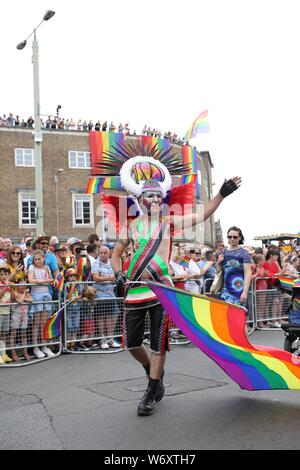 Brighton, Großbritannien, 3. August 2019 - Die Teilnehmer an der Parade nehmen an der diesjährigen Brighton Stolz. Kredit James Boardman/Alamy leben Nachrichten Stockfoto