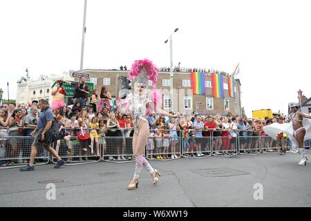 Brighton, Großbritannien, 3. August 2019 - Die Teilnehmer an der Parade nehmen an der diesjährigen Brighton Stolz. Kredit James Boardman/Alamy leben Nachrichten Stockfoto